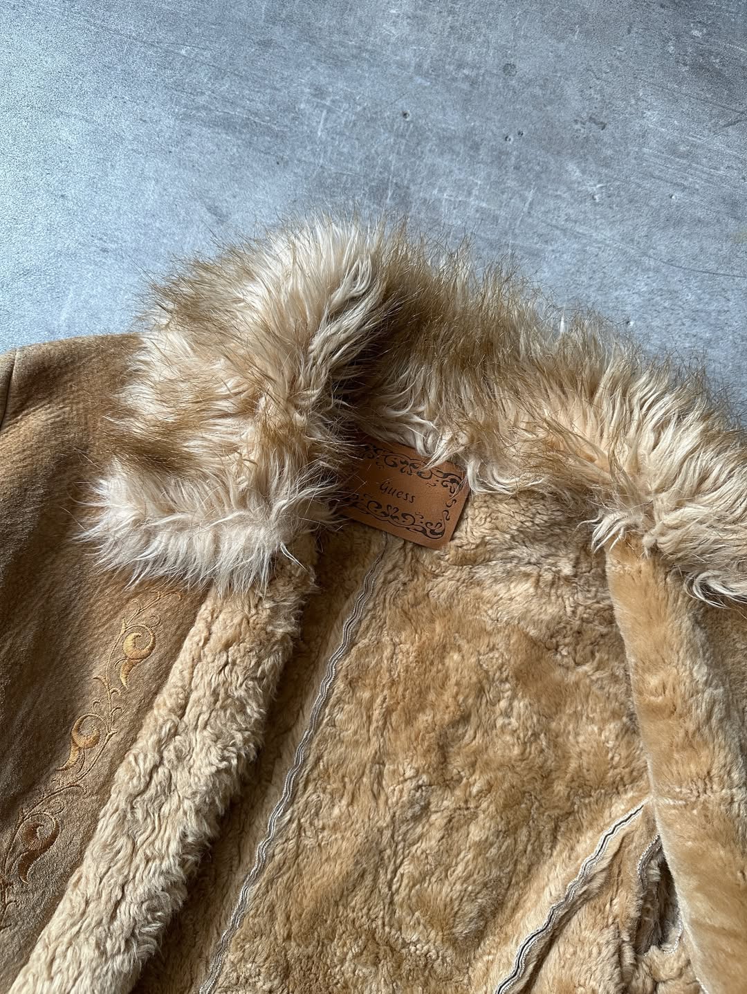 Chamarra de Gamuza Guess - Forro Sherpa